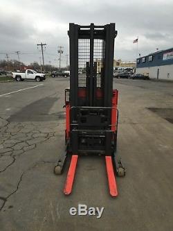 2002 Raymond Forklift Reach Truck 4000lb 211 Lift With Battery & Charger
