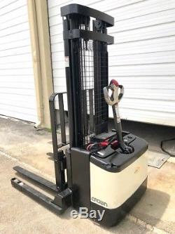 2005 CROWN ELECTRIC WALKIE STACKER With GNB 24 VOLT INDUSTRIAL BATTERY & CHARGER