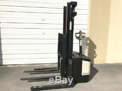 2005 CROWN WALKIE STACKER WS2300 With 24 VOLT INDUSTRIAL BATTERY AND CHARGER