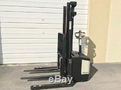 2005 CROWN WALKIE STACKER WS2300 With 24 VOLT INDUSTRIAL BATTERY AND CHARGER