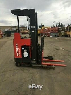 2005 RAYMOND FORKLIFT REACH TRUCK 4000LB 211 LIFT With BATTERY & CHARGER 95TALL