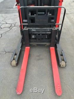 2006 Raymond Forklift Reach Truck 4000lb 211 Lift With Battery & Charger