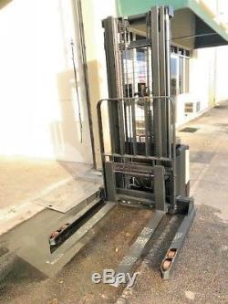 2007 Crown Walkie Stacker With Deka 24 Volt Industrial Battery And Charger