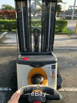 2017 Crown Electric Walkie Stacker Sx3000 78/168 Max Height Battery & Charger