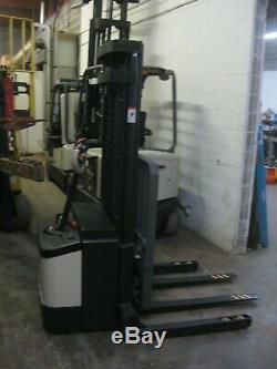 CROWN WS2000 ELECTRIC WALKIE STACKER FORKLIFT Good Battery & Charger wit 120ac