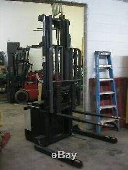 CROWN WS2000 ELECTRIC WALKIE STACKER FORKLIFT Good Battery & Charger wit 120ac