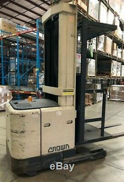 Crown Electric Warehouse Forklift Order Picker Stacker 24V with Battery Charger