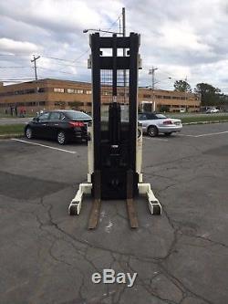 Crown R3010-35 Forklift Reach Truck 3500lb 240 Lift With Battery & Charger, Hd