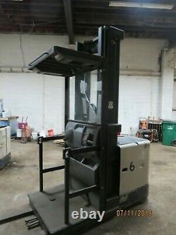 Crown SP3220-30 Order picker forklift + charger runs needs battery 3 stage mast