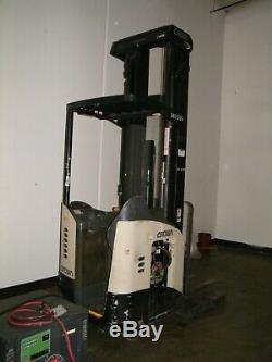 Crown electric stand up reach truck forklift with battery charger RR5225-45 4500