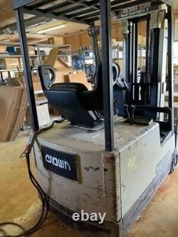Electric Forklift, Crown 35SCTT, complete with Charger, needs replacement Battery