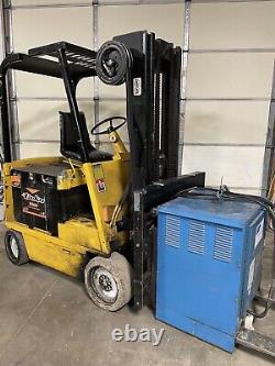 Hyster 5500lb electric forklift with good battery, charger, side shift