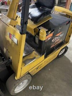 Hyster 5500lb electric forklift with good battery, charger, side shift