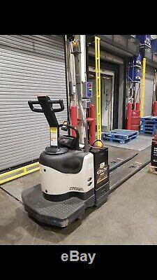 Lot Of 8 Crown RC5535-30-190 Electric Forklifts & Withbatteries & Chargers