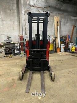 RAYMOND FORKLIFT REACH TRUCK With2015 BATTERY 3000LB 186 LIFT WithCHARGER, 24 VOLT