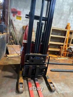 RAYMOND REACH TRUCK 4000LB 273 LIFT With BATTERY&CHARGER 42 FORKS 118 TALL