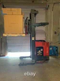 Raymond EASI R35TT Electric ForkLift Reach Truck 3500lb withBattery Charger