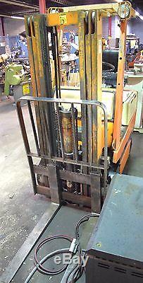 TOYOTA #2FBCA15 3,000LBS ELECTRIC FORK LIFT WithBATTERY CHARGER
