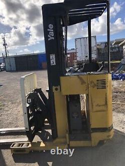 YALE REACH TRUCK 4000LB CAPACITY 212 LIFT WithBATTERY&CHARGER 42 FORKS 95 TALL