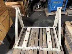 Cadre de support pour chargeur de batterie de chariot élévateur blanc sans matériel