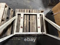 Cadre de support pour chargeur de batterie de chariot élévateur blanc sans matériel