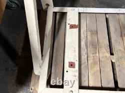 Cadre de support pour chargeur de batterie de chariot élévateur blanc sans matériel