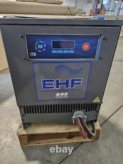 Chargeur de batterie 48 volts GNB EHF48T130M à haute fréquence pour chariot élévateur industriel de 865 ampères/heure.