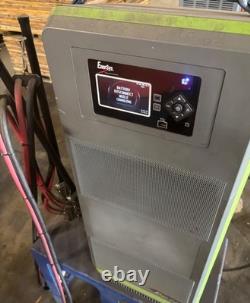 Chargeur de batterie Enersys EXE3-Nr-4Y. 50/60Hz 24/36/48V 3 phases. Pas de câble d'alimentation.