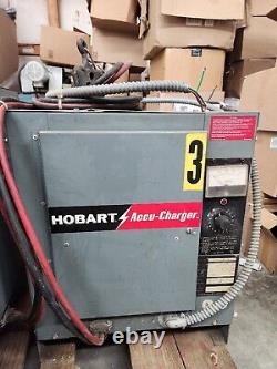 Chargeur de batterie Hobart Accu-Charger 600B1-12 24V, 12 cellules, 120 ampères.