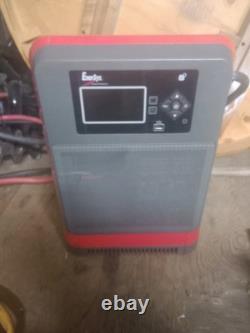 Chargeur de batterie de chariot élévateur EnerSys modèle #EI3-HL-4Y industriel avec écran LCD