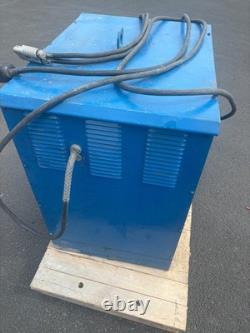 Chargeur de batterie de chariot élévateur Hobart 24V CC Multi-Tap 3PH 208/240/480v, sortie 145A