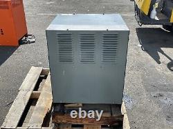 Chargeur de batterie de chariot élévateur Hobart 24 Volt, 94 Amp, 381/450 AH 450B1-12