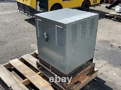 Chargeur de batterie de chariot élévateur Hobart 24 Volt, 94 Amp, 381/450 AH 450B1-12