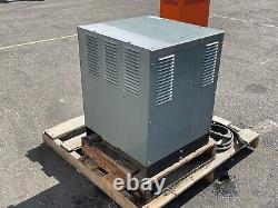 Chargeur de batterie de chariot élévateur Hobart 24 Volt, 94 Amp, 381/450 AH 450B1-12