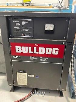 Chargeur de batterie pour Bulldog modèle 2200 24 volts.