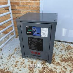 Chargeur de batterie pour chariot élévateur / industriel 24V avec entrée 208/240/480V GNB