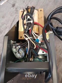 Chargeur de transpalette 2415B1 Volts CA 240. Ampères 2.6 Volts CC 24 Neuf