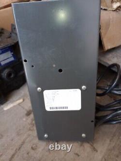 Chargeur de transpalette 2415B1 Volts CA 240. Ampères 2.6 Volts CC 24 Neuf