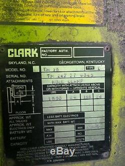 Clark Chariot Élévateur Électrique Avec Pince Rouleau Et Un Chargeur De Batterie. La Batterie Des Besoins