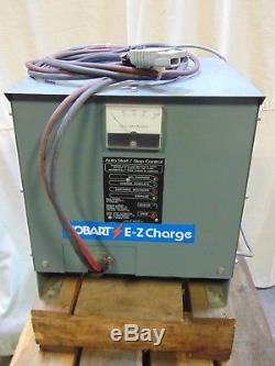 Hobart E-z Charge 12 Volt Chargeur De Batterie Chargeur 240v Entrée
