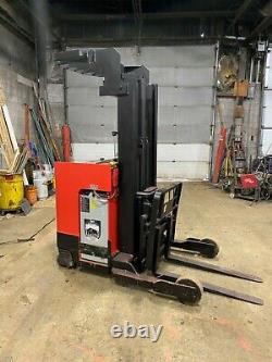 Raymond Forklift Reach Truck With2015 Battery 3000lb 186 Lift Withcharger, 24 Volts