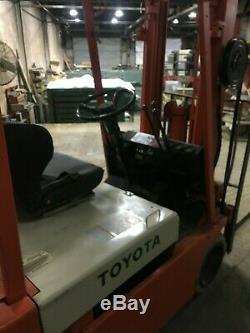 Toyota 3 Roues Chariot 3000lb Cap. 130 Bar 42 Fourche, 36v Withbattery & Chargeur