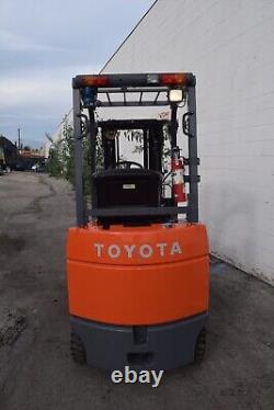 Toyota chariot élévateur électrique de 5000 lb à triple mât avec déplacement latéral 7FBCU25 224 heures + chargeur.