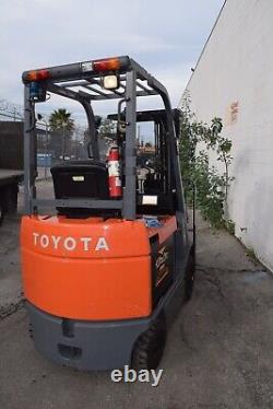 Toyota chariot élévateur électrique de 5000 lb à triple mât avec déplacement latéral 7FBCU25 224 heures + chargeur.