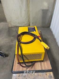 Vie de marchand ambulant Hawker Life Plus 2000 Chargeur de batterie pour chariot élévateur 12V 24V 36V 480V 3ph Monté au mur