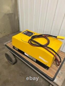 Vie de marchand ambulant Hawker Life Plus 2000 Chargeur de batterie pour chariot élévateur 12V 24V 36V 480V 3ph Monté au mur