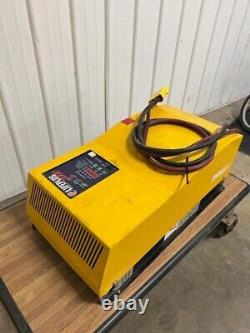 Vie de marchand ambulant Hawker Life Plus 2000 Chargeur de batterie pour chariot élévateur 12V 24V 36V 480V 3ph Monté au mur