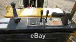 Yale Esc 030 Stand Sur Un Chariot Élévateur Électrique Avec Batterie + Décalage Latéral Du Chargeur