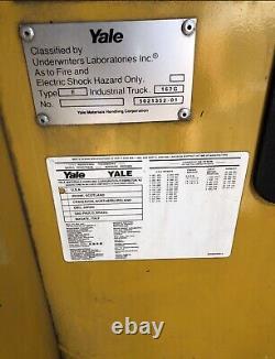 Yale Reach Truck 4000lb Capacité 212 Lift Withbattery&charger 42 Forks 95 Tall